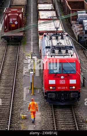 Shunter, operaio ferroviario, locomotiva di manovra, presso lo scalo di smistamento Hagen-Vorhalle, uno dei 9 più grandi in Germania, si trova sul Foto Stock