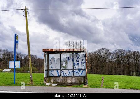 Vecchia e fatiscente copertura degli autobus su una strada di campagna, B 483, vicino a Radevormwalde Landwehr, linea di autobus 339, Renania settentrionale-Vestfalia, Germania Foto Stock