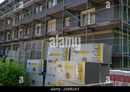 Ristrutturazione energetica di un condominio, isolamento termico, materiali da costruzione, materiali isolanti conservati di fronte al cantiere Foto Stock