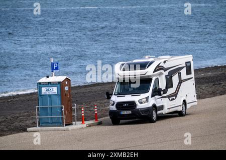 Westkapelse Zeedijk, diga del Mare del Nord in Zelanda, può essere utilizzato come parcheggio, biglietteria, porta-vasty, camper, vicino a Westkapelle Foto Stock