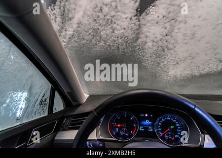 Auto in un autolavaggio automatico, tunnel di autolavaggio Foto Stock