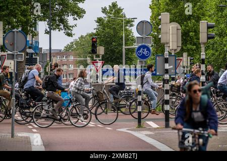 Pista ciclabile centrale a Catharijnesingel, nel centro della città di Utrecht, le corsie per pedoni, ciclisti e auto sono separate, in attesa del traffico Foto Stock