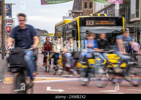 Pista ciclabile centrale sul Lange Viestraat, nel centro di Utrecht, le corsie per pedoni, ciclisti e auto sono separate, con traffico intenso Foto Stock