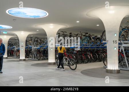 Nuovo parcheggio per biciclette alla stazione centrale di Amsterdam, Stationsplein, spazio per circa 7000 biciclette, il più grande di Amsterdam, monitorato digitalmente Foto Stock