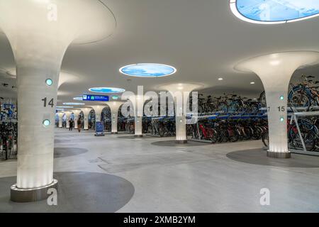 Nuovo parcheggio per biciclette alla stazione centrale di Amsterdam, Stationsplein, spazio per circa 7000 biciclette, il più grande di Amsterdam, monitorato digitalmente Foto Stock