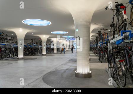 Nuovo parcheggio per biciclette alla stazione centrale di Amsterdam, Stationsplein, spazio per circa 7000 biciclette, il più grande di Amsterdam, monitorato digitalmente Foto Stock