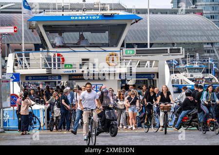 Traghetti GVB per pedoni e ciclisti attraverso il fiume IJ, per la stazione centrale di Amsterdam, gratuitamente, verso i quartieri orientali Foto Stock