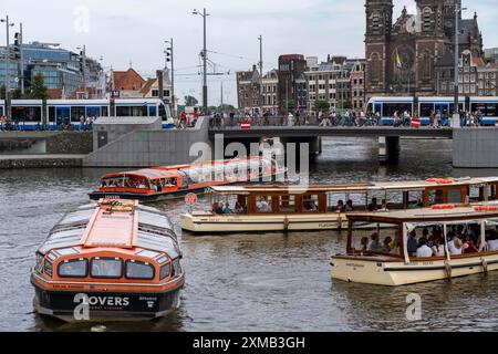 Crociere sui canali, Flagship, Lovers Canal Cruises, alla stazione centrale di Amsterdam, Amsterdam Paesi Bassi Foto Stock