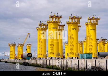 SIF Offshore Foundaitons, produzione di fondazioni, monopali, per turbine eoliche offshore, le turbine eoliche sono assemblate su questi tubi, che sono Foto Stock