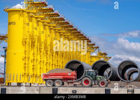 SIF Offshore Foundaitons, produzione di fondazioni, monopali, per turbine eoliche offshore, le turbine eoliche sono assemblate su questi tubi, che sono Foto Stock