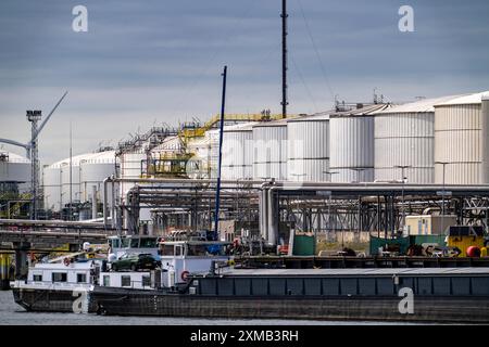 BIO-raffineria della compagnia petrolifera finlandese Neste, dove vengono prodotti combustibili bioaerei sostenibili nel porto di Maasvlakte 2, a Rotterdam Foto Stock