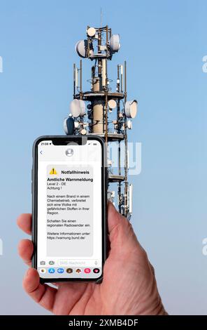 Immagine simbolica Cell Broadcast, servizio di avvertimento via telefono cellulare, via SMS, a tutti i dispositivi situati nell'area delle celle radio, dei montanti di trasmissione, che Foto Stock