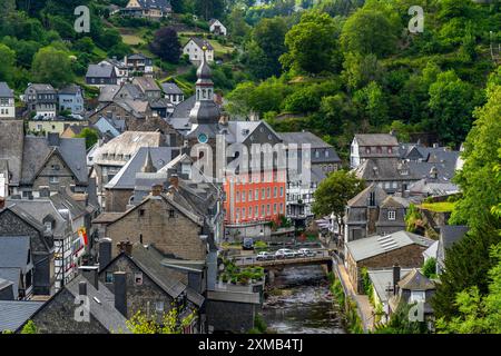 La città di Monschau, nell'Eifel, sul fiume Rur, la Casa Rossa, Renania settentrionale-Vestfalia, Germania Foto Stock