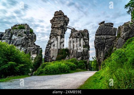 L'Externsteine, una formazione rocciosa di arenaria, nella foresta di Teutoburgo, vicino a Horn-Bad Meinberg, distretto di Lippe, Renania settentrionale-Vestfalia, Germania Foto Stock