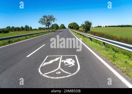 Strada federale B265, confine statale a sud della città di Kehr, tra Renania settentrionale-Vestfalia e Renania-Palatinato, Renania settentrionale-Vestfalia Coat of Foto Stock