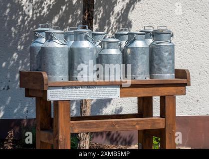 Replica di un blocco di latte, dove le lattine di latte sono state depositate dai produttori lattiero-caseari, che sono stati poi raccolti e portati in un caseificio, Meerfeld Foto Stock