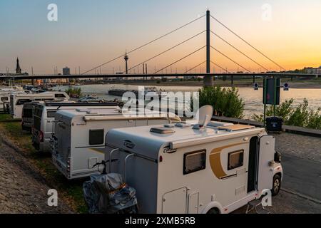 Skyline di Duesseldorf sul Reno, torre del Reno, ponte Oberkassler, campo di camper sulle rive del Reno, terrazza sul Reno, Tonhalle Foto Stock