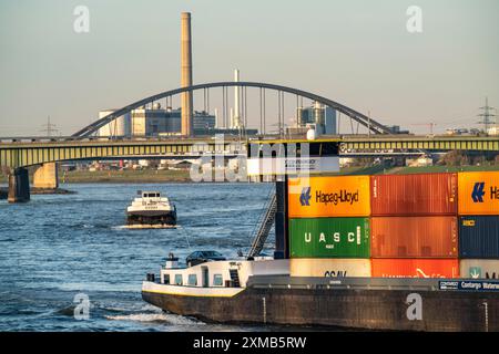 Nave da carico sul Reno vicino a Duesseldorf, Josef-Kardinal-Frings-Bridge, strada federale B1, centrale termica di Lausward, Duesseldorf, Nord Foto Stock