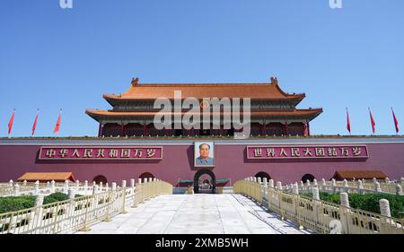 (240727) -- PECHINO, 27 luglio 2024 (Xinhua) -- il Tian'anmen Rostrum e il Golden Water River Bridge sono raffigurati a Pechino, capitale della Cina, il 17 luglio 2024. L'Organizzazione delle Nazioni Unite per l'educazione, la scienza e la cultura (UNESCO) ha annunciato sabato l'inclusione dell'asse centrale di Pechino: Un complesso edilizio che espone l'ordine ideale della capitale cinese, nella sua lista del patrimonio mondiale. (Xinhua/Chen Zhonghao) Foto Stock