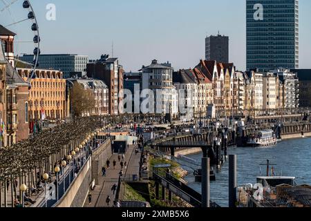 Skyline di Duesseldorf sul Reno, Mannesmannufer, case sulle rive del Reno, città vecchia, passeggiata lungo il fiume, Reno, Duesseldorf, nord Foto Stock