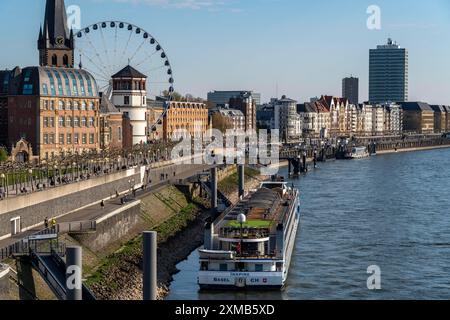 Skyline di Duesseldorf sul Reno, Mannesmannufer, case sulle rive del Reno, città vecchia, passeggiata lungo il fiume, Reno, Duesseldorf, nord Foto Stock