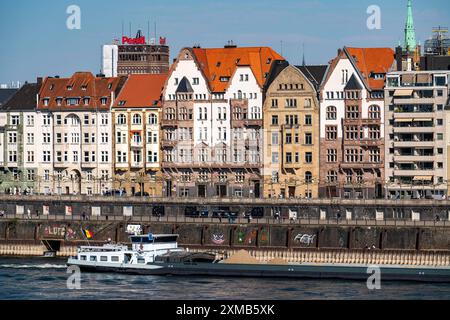 Skyline di Duesseldorf sul Reno, Mannesmannufer, case sulle rive del Reno, città vecchia, passeggiata lungo il fiume, Reno, Duesseldorf, nord Foto Stock