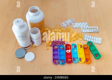 Medicinali di diversi tipi e colori con pillbox per organizzare l'assunzione di medicinali. Foto Stock