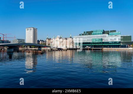 Il Danish Architecture Centre, Dansk Arkitektur Center, al porto, Lille Langebro Bridge, bicicletta e ponte pedonale, Copenaghen, Danimarca Foto Stock