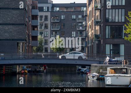 Quartiere di Sluseholmen, su un'isola artificiale, ex zona industriale, ora una nuova zona residenziale, con molti canali e vita sul lungomare Foto Stock