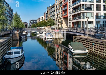 Quartiere di Sluseholmen, su un'isola artificiale, ex zona industriale, ora una nuova zona residenziale, con molti canali e vita sul lungomare Foto Stock