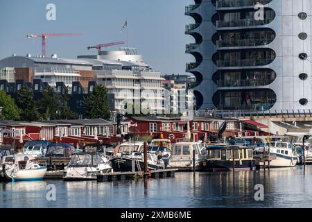 Quartiere di Sluseholmen, su un'isola artificiale, ex zona industriale, ora una nuova zona residenziale, con molti canali e vita sul lungomare Foto Stock