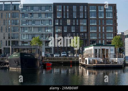 Quartiere di Sluseholmen, su un'isola artificiale, casa galleggiante, ex zona industriale, ora una nuova zona residenziale, con molti canali, lungomare Foto Stock