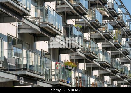 Quartiere di Sluseholmen, su un'isola artificiale, ex zona industriale, ora una nuova zona residenziale, con molti canali e vita sul lungomare Foto Stock