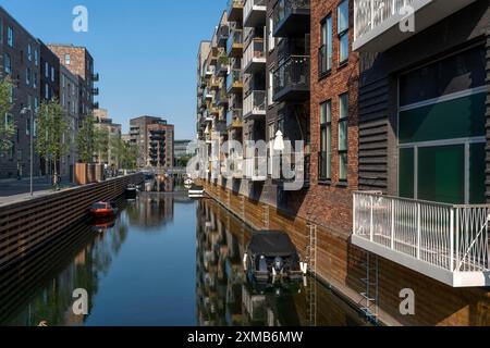 Quartiere di Sluseholmen, su un'isola artificiale, ex zona industriale, ora una nuova zona residenziale, con molti canali e vita sul lungomare Foto Stock