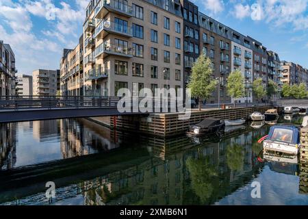 Quartiere di Sluseholmen, su un'isola artificiale, ex zona industriale, ora una nuova zona residenziale, con molti canali e vita sul lungomare Foto Stock