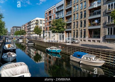 Quartiere di Sluseholmen, su un'isola artificiale, ex zona industriale, ora una nuova zona residenziale, con molti canali e vita sul lungomare Foto Stock