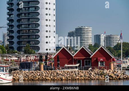 Quartiere di Sluseholmen, su un'isola artificiale, ex zona industriale, ora una nuova zona residenziale, con molti canali e vita sul lungomare Foto Stock