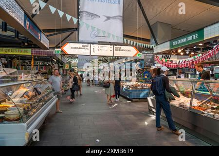 Sale del mercato di Torvehallerne con bancarelle, cibo di tutti i tipi, ristoranti, snack bar, Copenhagen, Danimarca Foto Stock