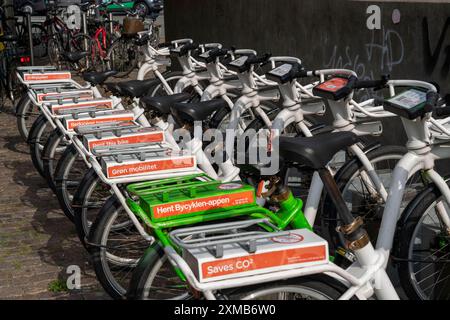 Noleggio bici, e-bike da parte del fornitore municipale Copenhagen City Bike, Bycyklen, stazione e-bike presso la stazione della metropolitana Norreport, a Copenaghen, Danimarca Foto Stock