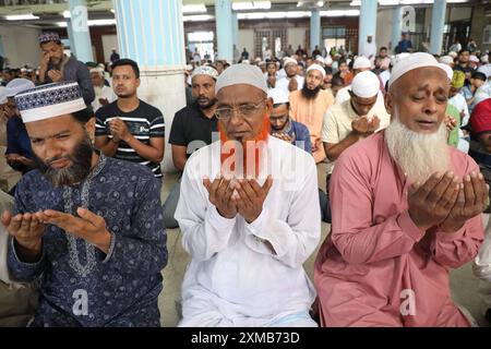 Preghiera per i manifestanti morti contro il sistema di quote in Bangladesh i musulmani bengalesi stanno pregando in una moschea per il defunto che è morto in uccisioni indiscriminate e per i feriti durante le proteste anti-quota, a Dacca, Bangladesh, il 27 luglio 2024. La violenza della scorsa settimana sta uccidendo almeno 200 persone, tra cui diversi agenti di polizia. Dhaka Distretto di Dhaka Bangladesh Copyright: XHabiburxRahmanx Foto Stock