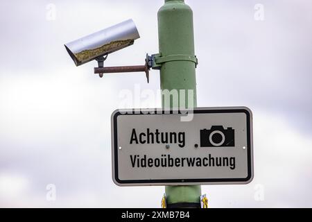 Videosorveglianza, centro storico di Monschau, Eifel, Renania settentrionale-Vestfalia, cartello informativo, videocamera Foto Stock