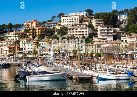 Città costiera di Port de Soller nel nord-ovest dell'isola, vicino ad Alconasser, Serra de Tramuntana, Maiorca, Spagna Foto Stock