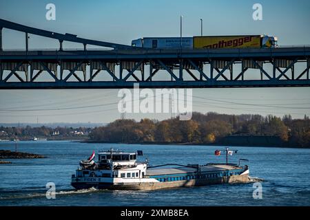 Ponte sul Reno vicino a Krefeld-Uerdingen, navi da carico sul Reno, vicino a Krefeld, Renania settentrionale-Vestfalia, Germania Foto Stock