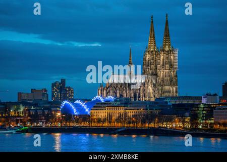 Skyline di Colonia, con la cattedrale, il teatro Musical Dome, sul Reno, sulla Renania settentrionale-Vestfalia, Germania Foto Stock