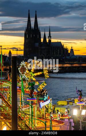 Happy Colonia Funfair, fiera funebre conforme alla Corona presso il Deutzer Werft, sul Reno, montagne russe Wild mouse, cattedrale di Colonia, un temporaneo Foto Stock