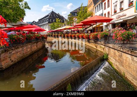 Place Saarburg, alla Saar, al mercato, gastronomia al ruscello Leuk, cascata, stanco nella Saar, gastronomia Renania-Palatinato, Germania Foto Stock