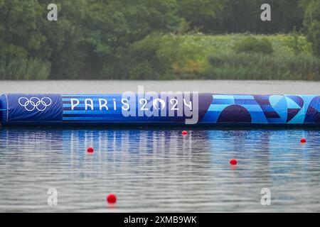 Parigi, Francia. 27 luglio 2024. PARIGI, FRANCIA - LUGLIO 27: Veduta generale dello Stadio che gareggia nelle Sculls Heats maschili durante il giorno 1 del canottaggio - Giochi Olimpici Parigi 2024 allo Stadio Nautico Vaires-Sur-Marne il 27 luglio 2024 a Parigi, Francia. (Foto di Andre Weening/Orange Pictures) credito: Orange Pics BV/Alamy Live News Foto Stock