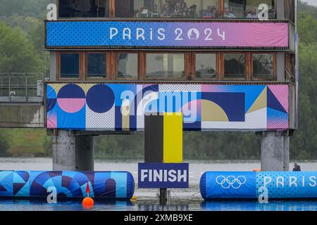 Parigi, Francia. 27 luglio 2024. PARIGI, FRANCIA - LUGLIO 27: Veduta generale dello Stadio che gareggia nelle Sculls Heats maschili durante il giorno 1 del canottaggio - Giochi Olimpici Parigi 2024 allo Stadio Nautico Vaires-Sur-Marne il 27 luglio 2024 a Parigi, Francia. (Foto di Andre Weening/Orange Pictures) credito: Orange Pics BV/Alamy Live News Foto Stock