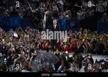 Zinadine Zidane con la torcia olimpica, cerimonia di apertura durante i Giochi Olimpici di Parigi 2024 il 26 luglio 2024 a Parigi, Francia Credit: Independent Photo Agency/Alamy Live News Foto Stock