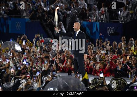 Zinadine Zidane con la torcia olimpica, cerimonia di apertura durante i Giochi Olimpici di Parigi 2024 il 26 luglio 2024 a Parigi, Francia Credit: Independent Photo Agency/Alamy Live News Foto Stock